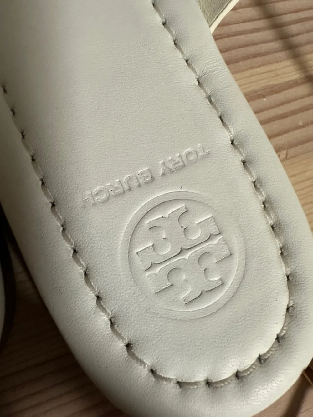 Tory Burch White Leather Logo Thong Sandals with Gold  Emblem size 6.5 - Picture 7 of 9
